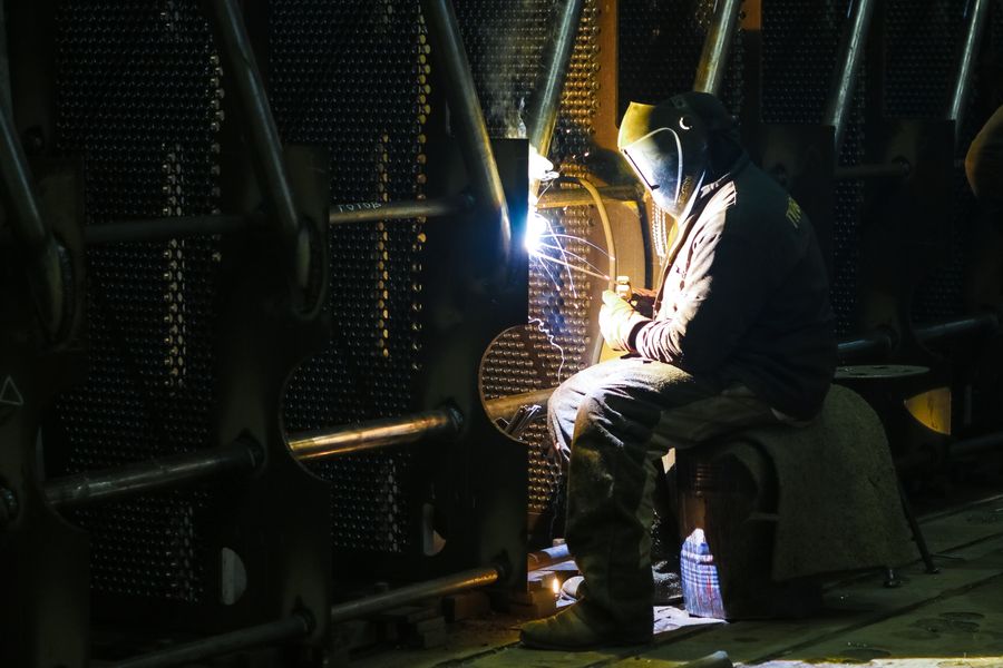 Soudeur au travail dans un atelier industriel